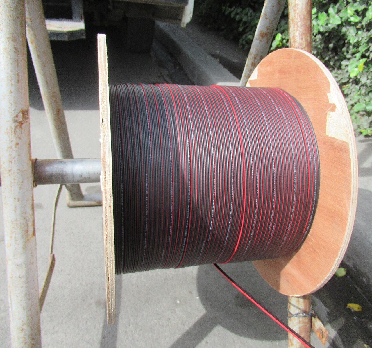 Bundled optical fibre cables carrying structured traffic